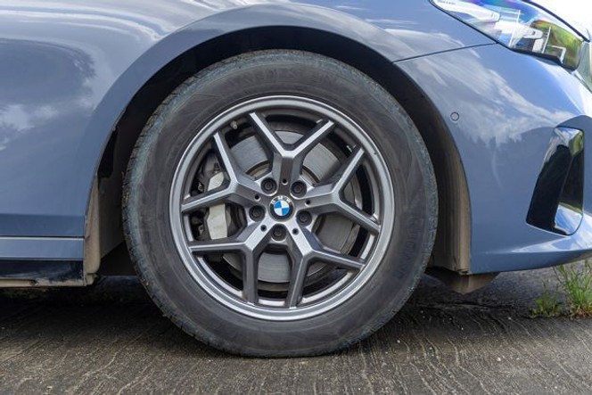 BMW 5 Series thumbnail 3