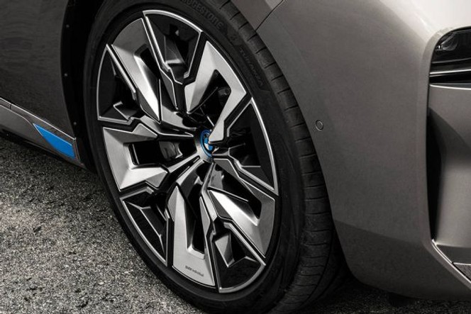 BMW i7 thumbnail 3