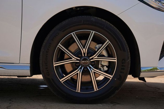 BYD eMAX 7 thumbnail 3