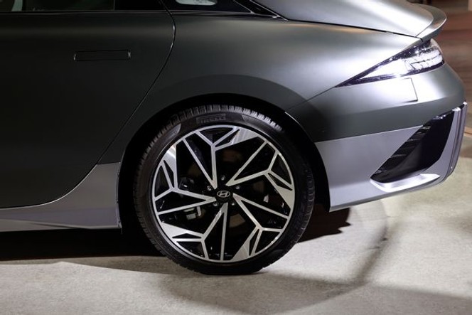 Hyundai IONIQ 6 thumbnail 3