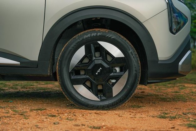 Kia Carens Clavis EV thumbnail 3