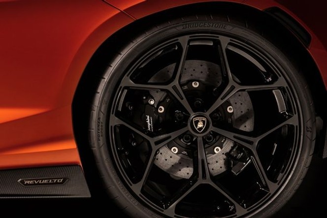 Lamborghini Revuelto thumbnail 3