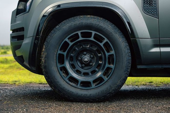 Land-rover Defender thumbnail 3