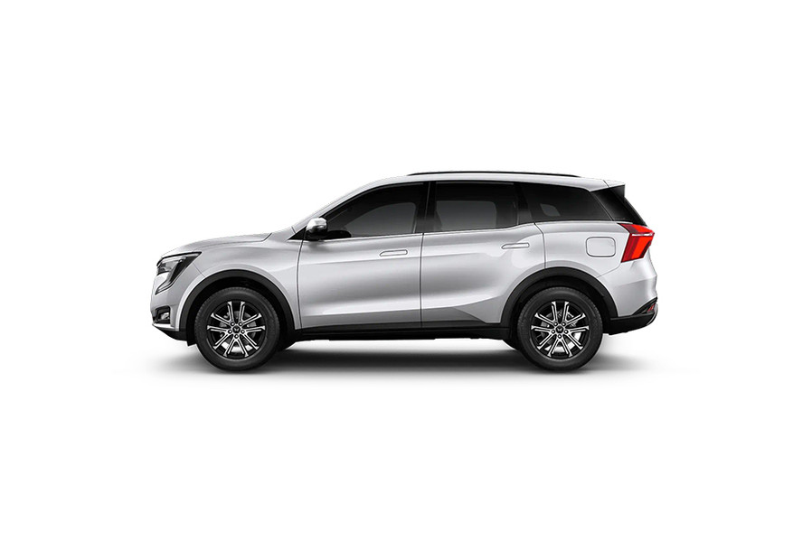Mahindra XUV700 in Everest White