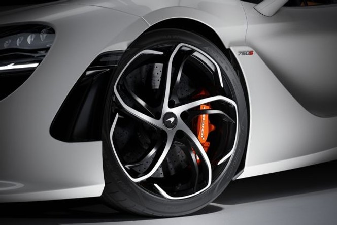 Mclaren 750S thumbnail 3
