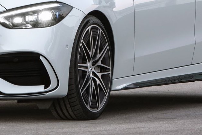 Mercedes-Benz AMG C43 thumbnail 3