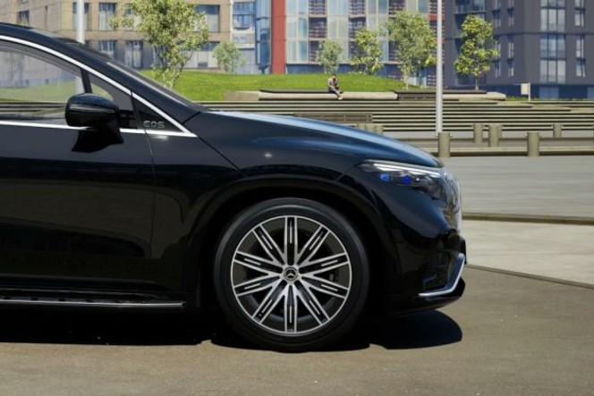Mercedes-Benz EQS SUV thumbnail 3