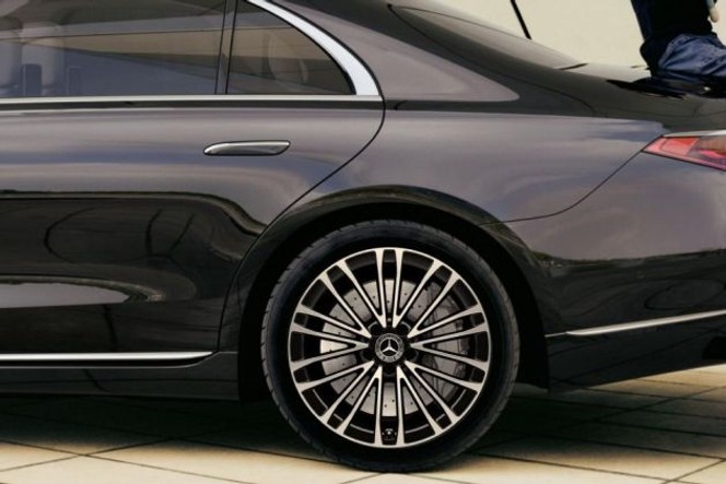 Mercedes-Benz S-Class thumbnail 3