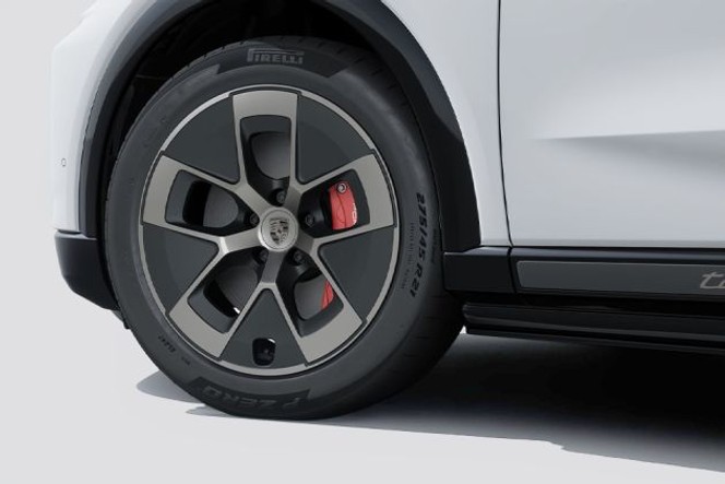 Porsche Cayenne Electric thumbnail 3