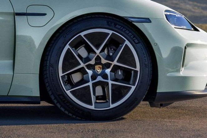 Porsche Taycan thumbnail 3