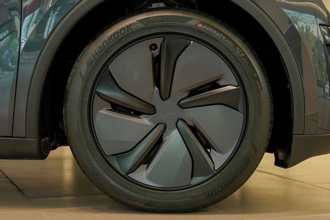 Tesla Model Y thumbnail 3