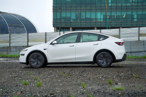 Tesla Model Y thumbnail 6