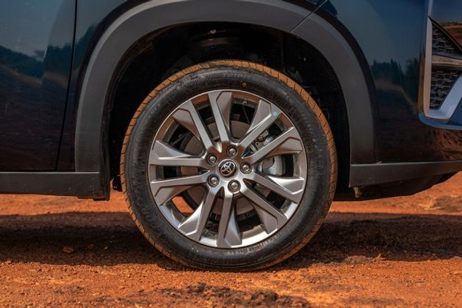 Toyota Innova Hycross thumbnail 3