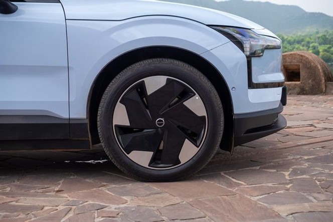 Volvo EX30 thumbnail 3